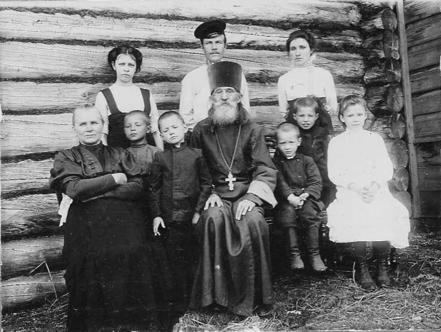 Rooted family tree platform with a historic family portrait